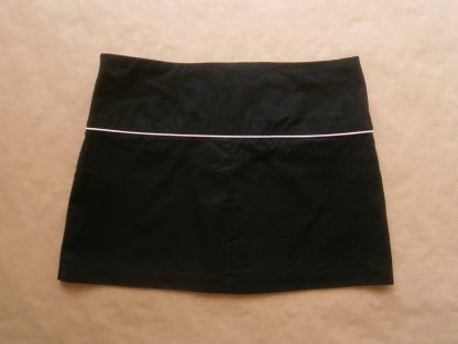 38 . Fred Perry . černá tenisová sukně se světle růžovým proužkem