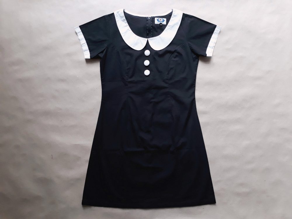 38 . Madcap . černé šaty s bílými detaily